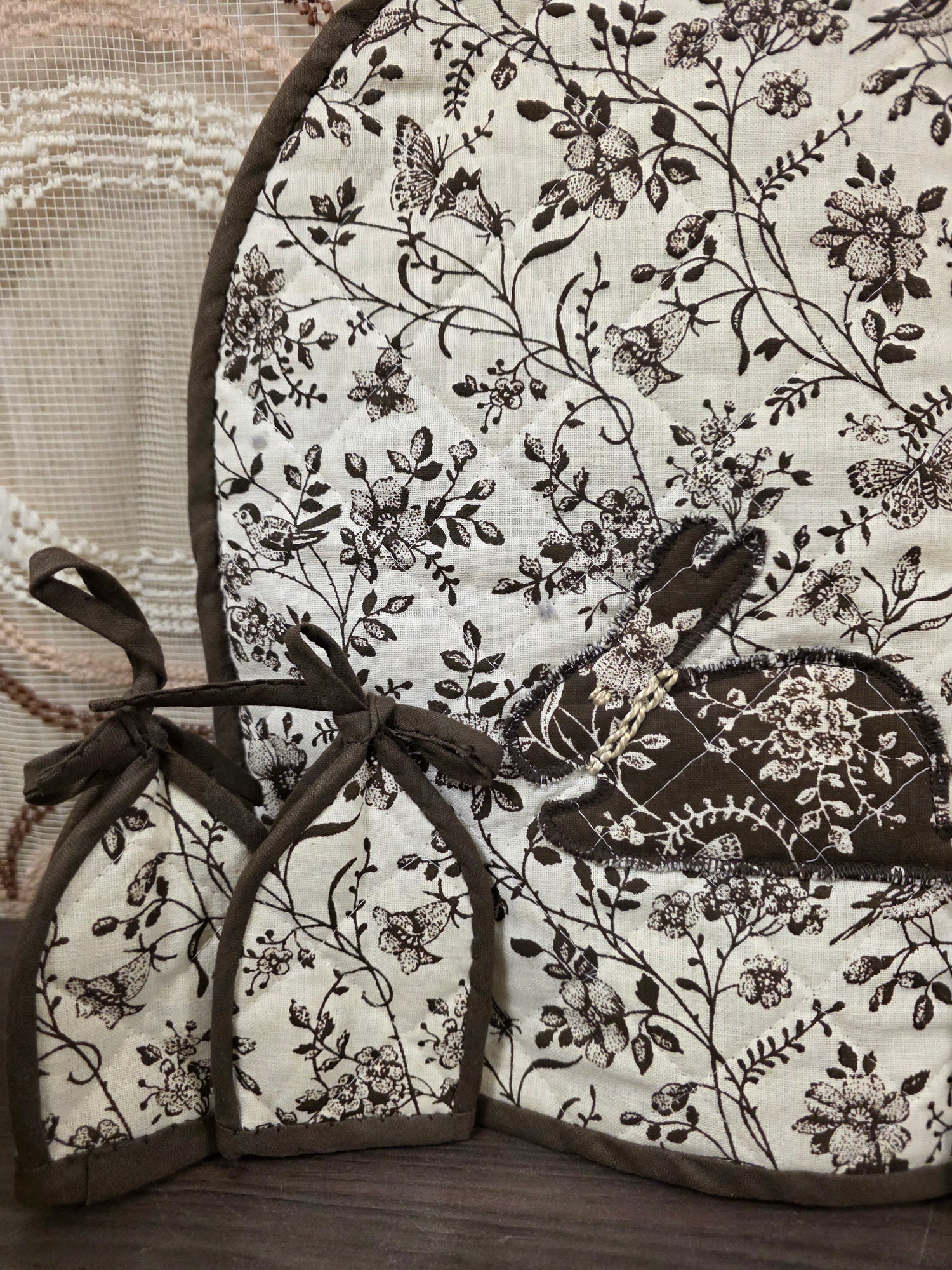 Theemuts met 4 eierwarmers bruin wit