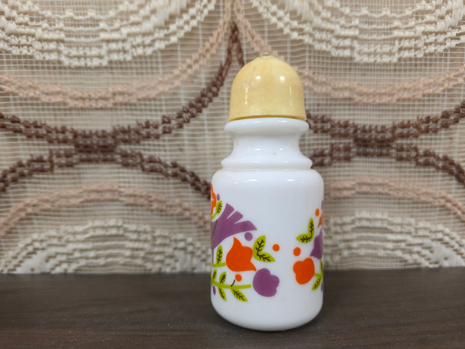 Wit zoutvaatje paarse vogel met oranje bloemen