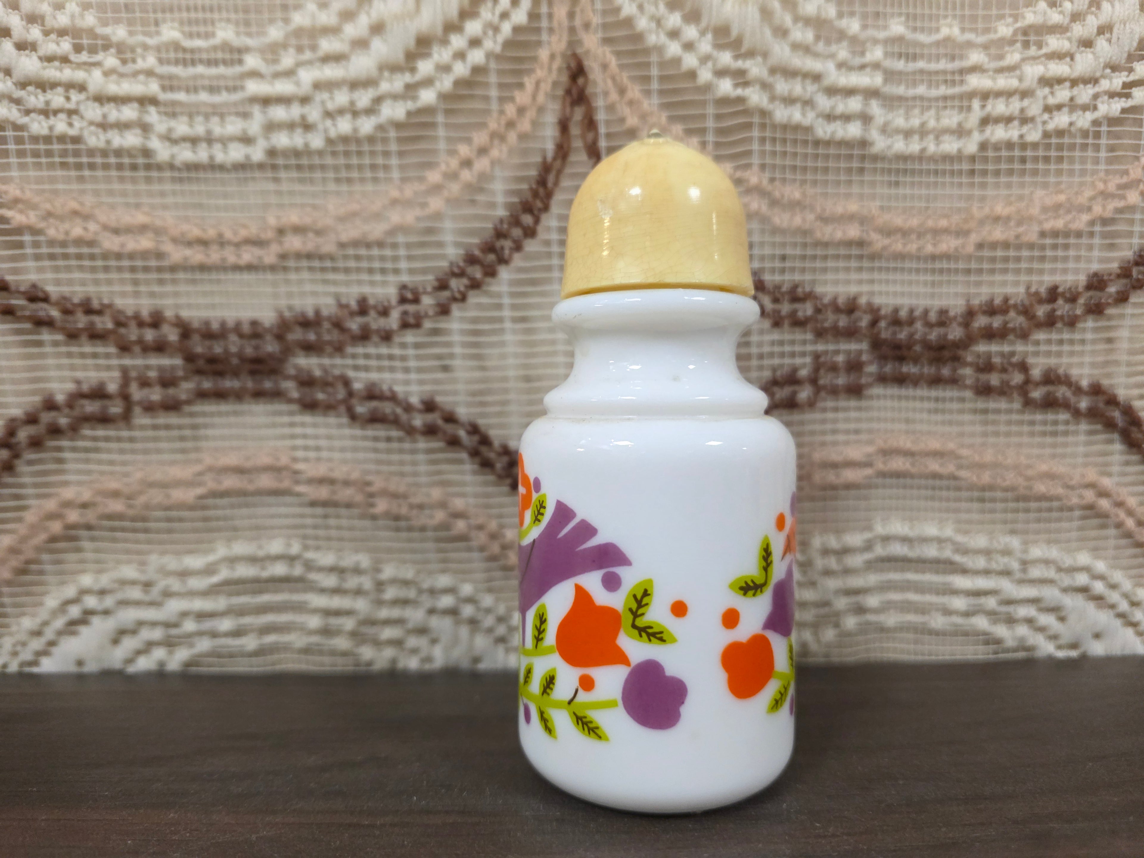 Wit zoutvaatje paarse vogel met oranje bloemen