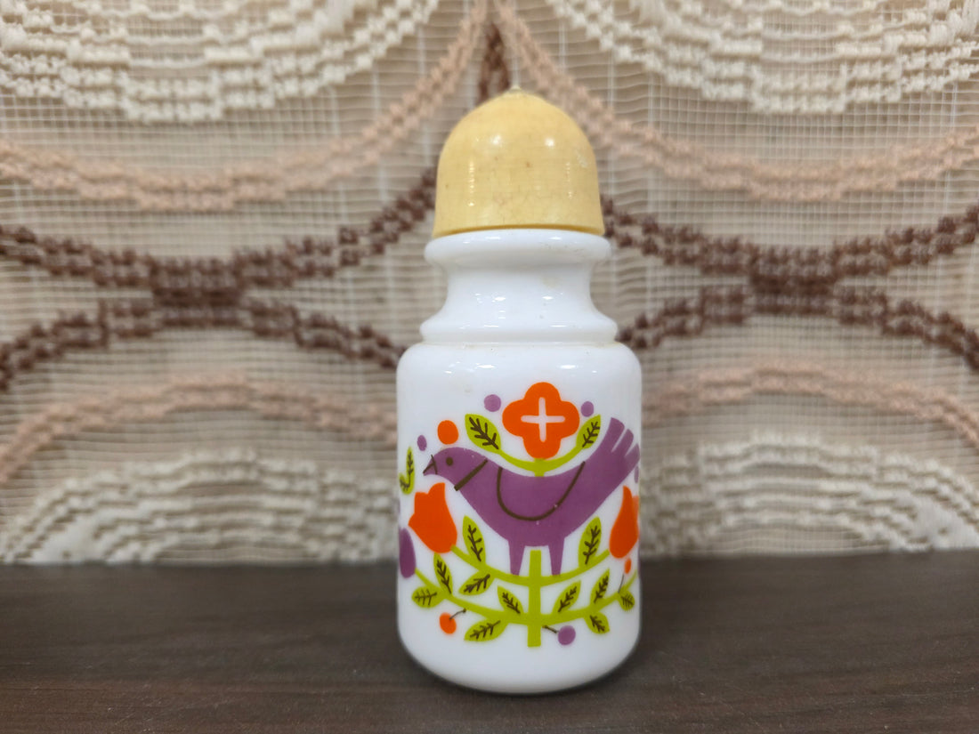 Wit zoutvaatje paarse vogel met oranje bloemen