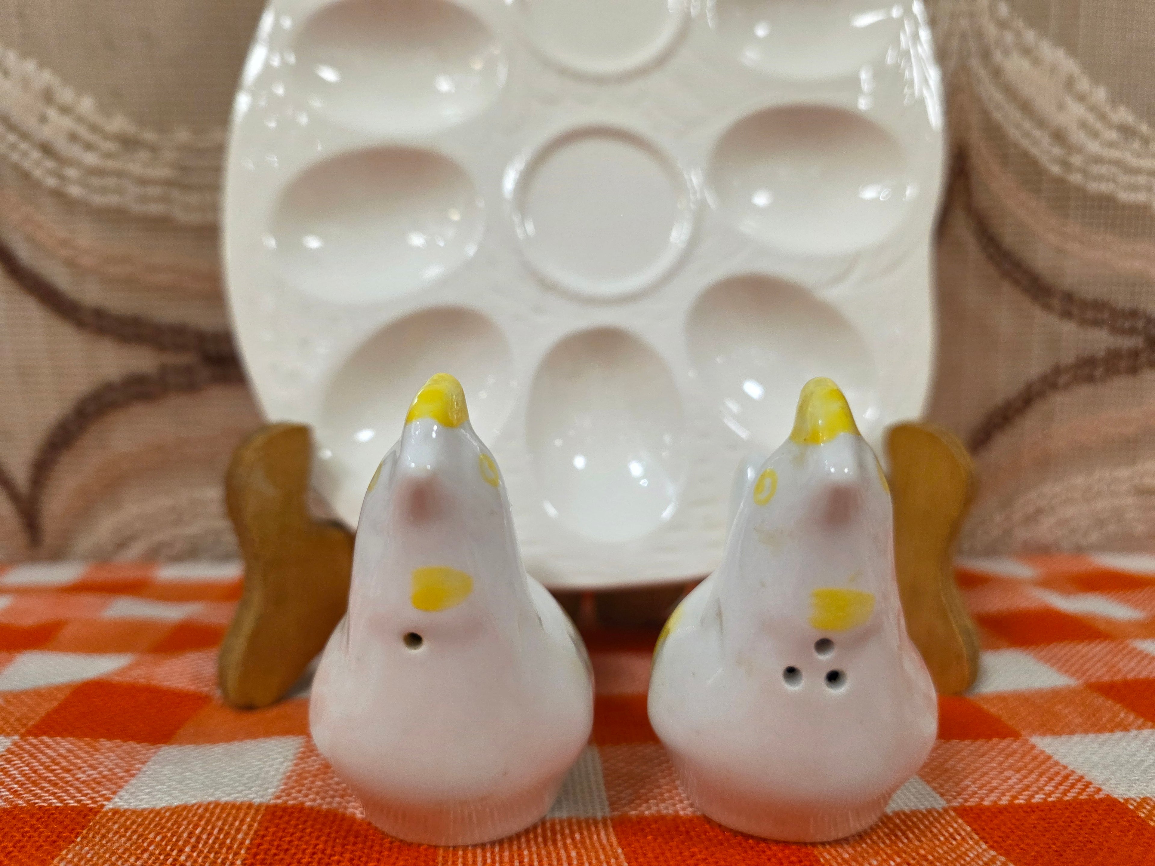 Wit vintage eierenbord met peper en zoutstel in kip