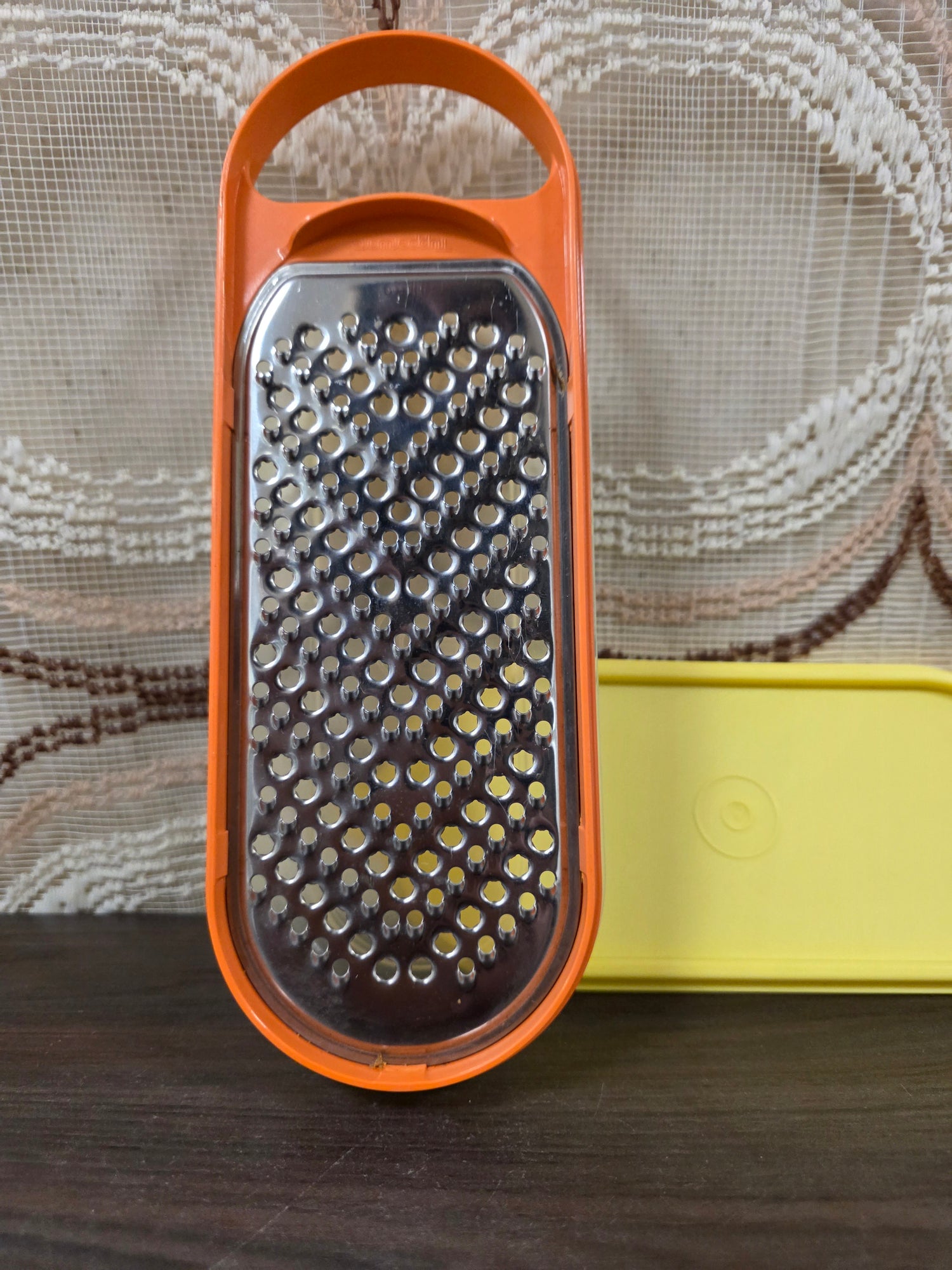 Tupperware rasppaardje met metalen rasp geel deksel