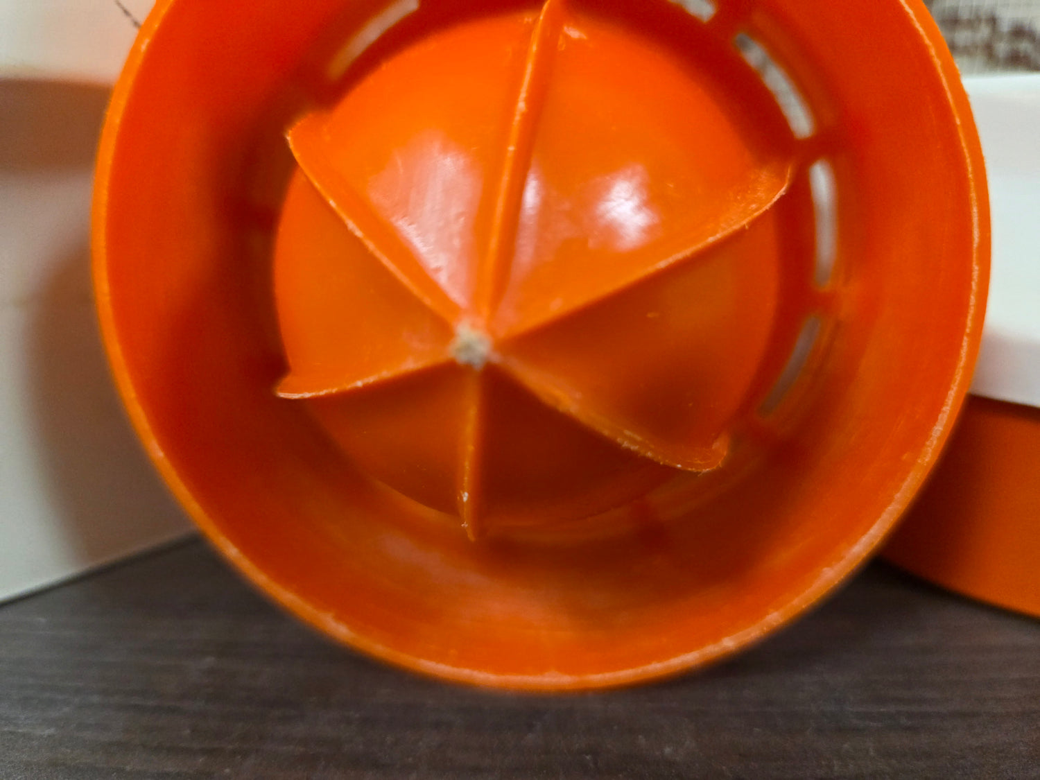 Vintage citruspers oranje wit kunststof