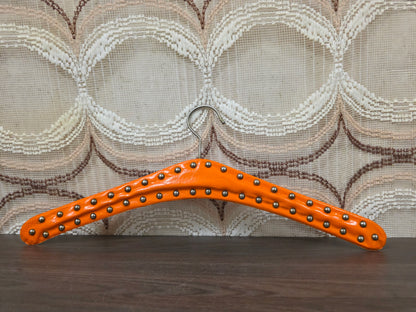 Vintage kledinghanger oranje skaileder met studs jaren 70