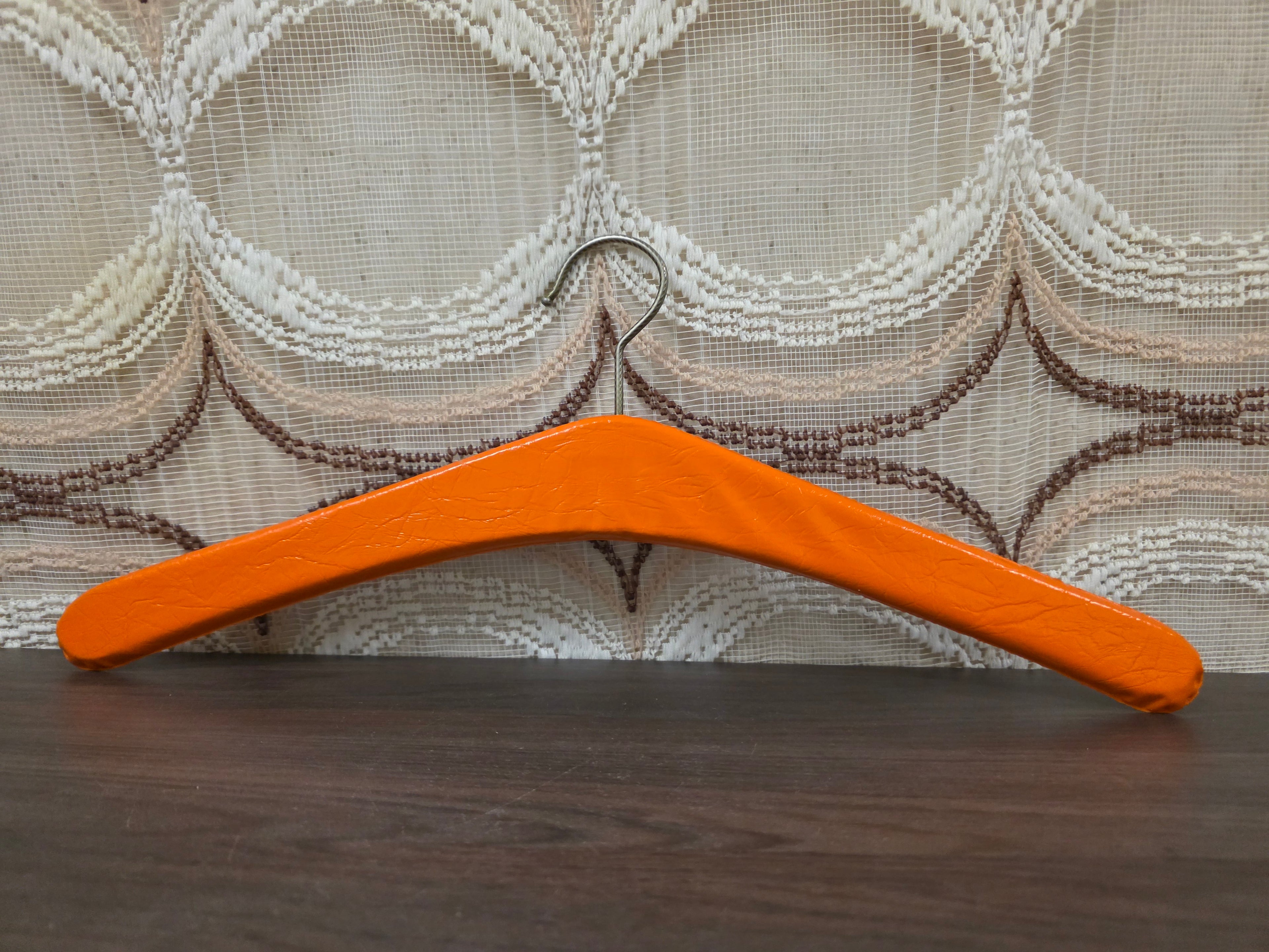 Vintage kledinghanger oranje skaileder met studs jaren 70