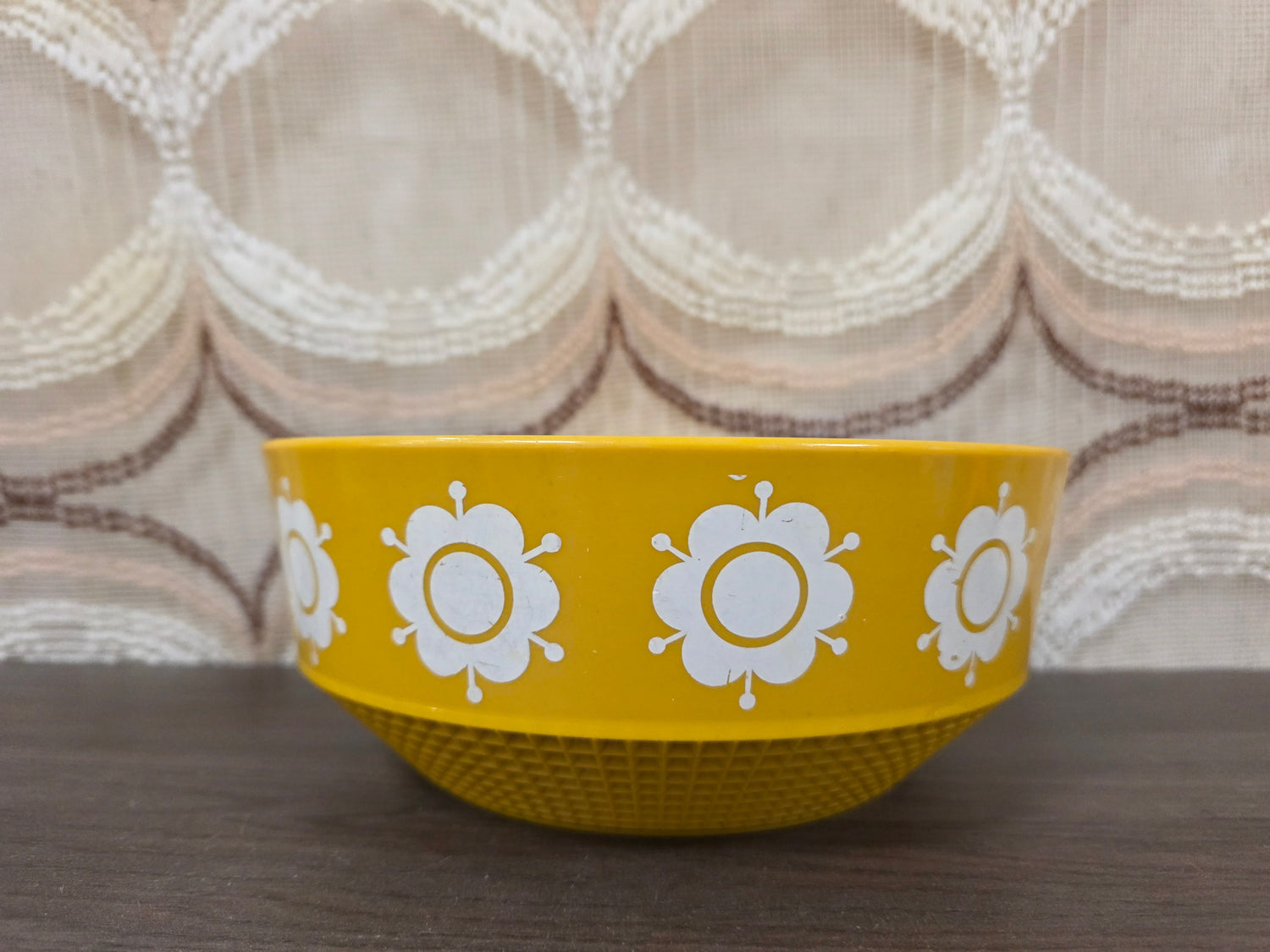 Buchsteiner schaal okergeel met witte bloemen