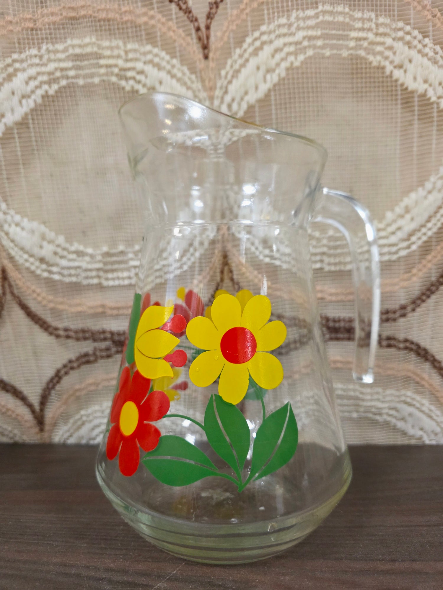 Vintage glazen kan met bloemenmotief