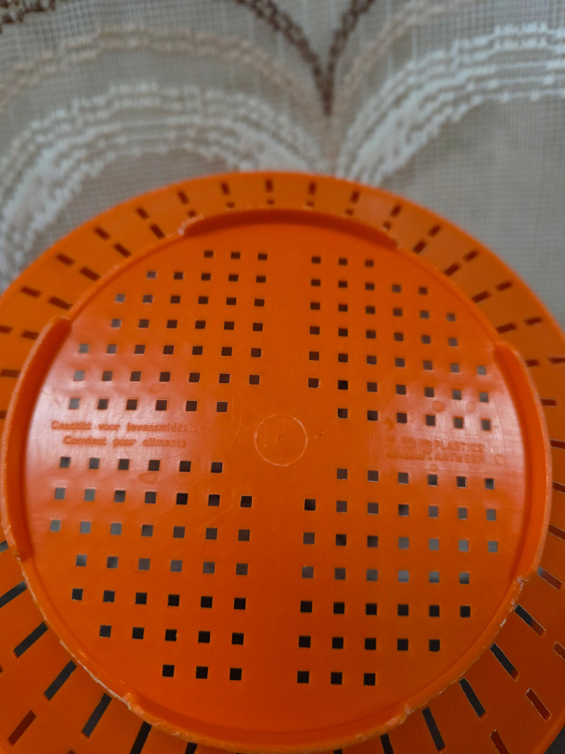 Vintage vergiet oranje DBP Plastics Antwerp jaren 70 kunststof