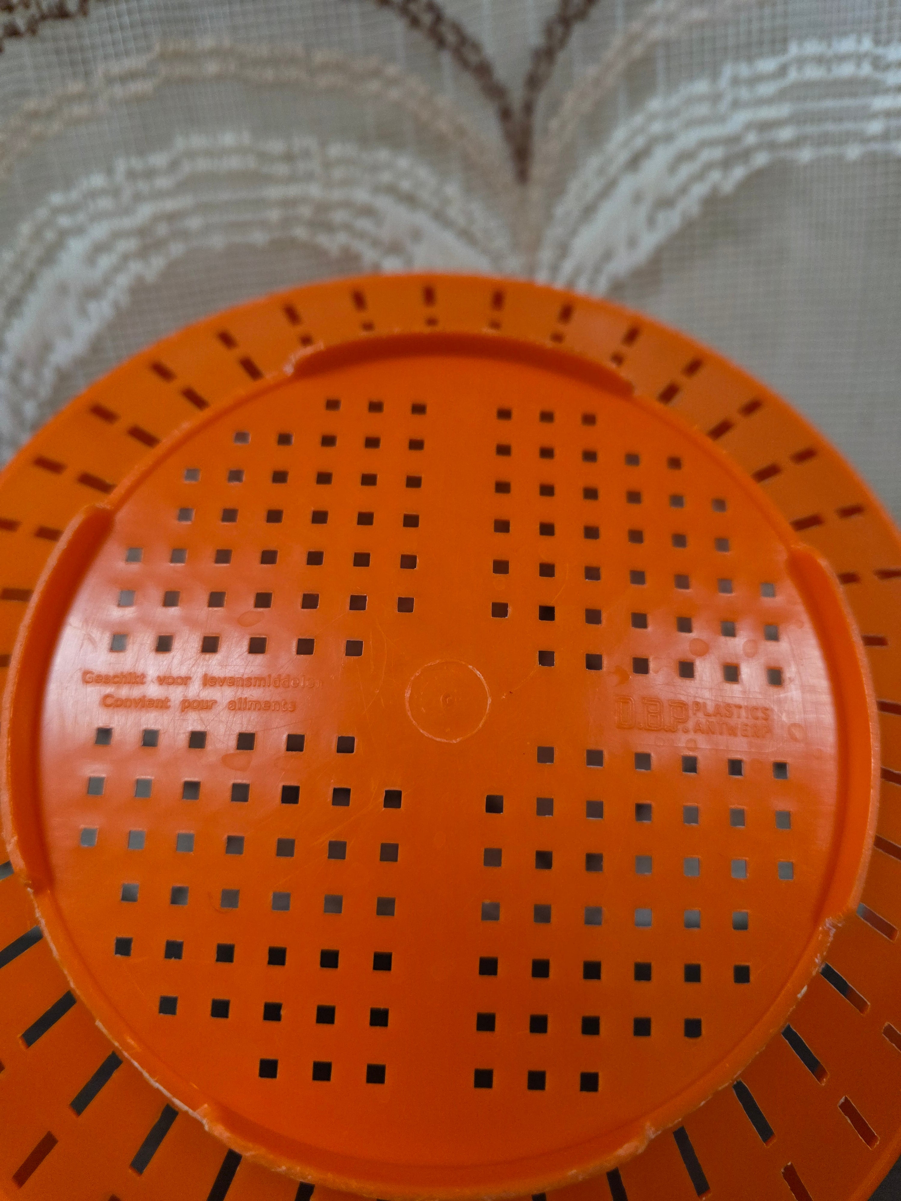 Vintage vergiet oranje DBP Plastics Antwerp jaren 70 kunststof