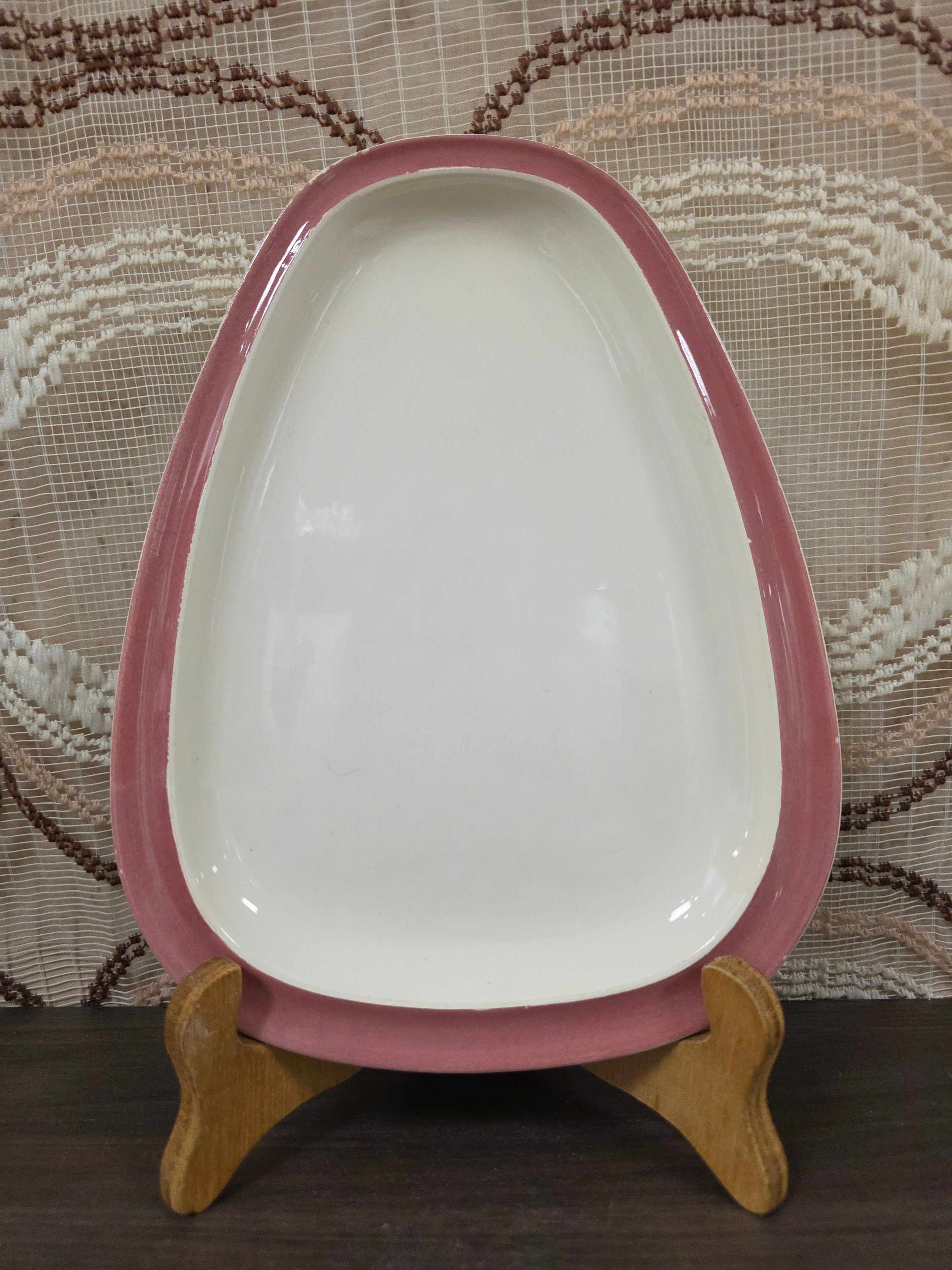 Vintage serveerschaal driehoekig roze rand Petrus Regout stijl