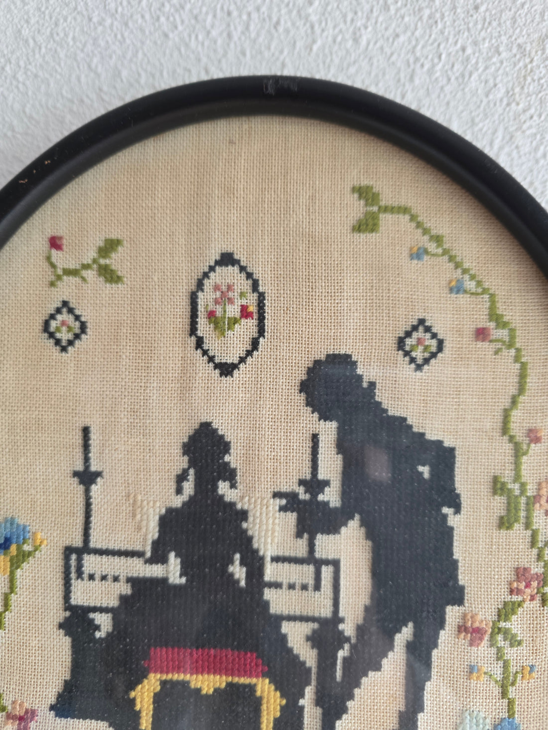 Vintage borduurwerk ovaal stel bij piano lijst