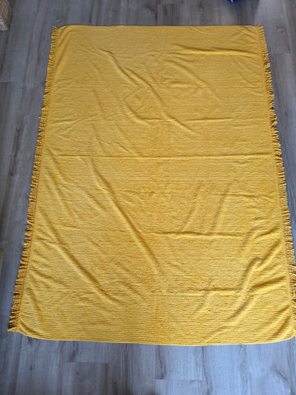 Vintage chenille sprei okergeel met franjes