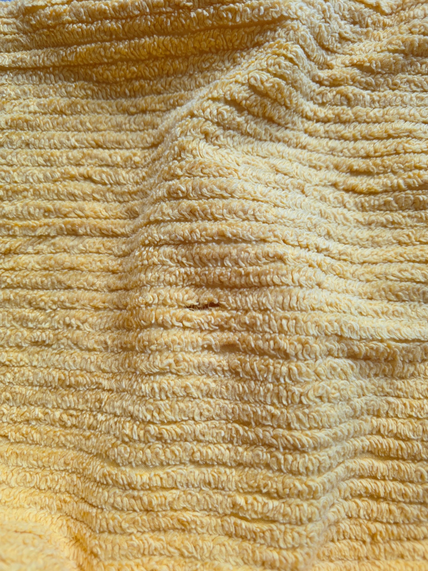 Vintage chenille sprei okergeel met franjes