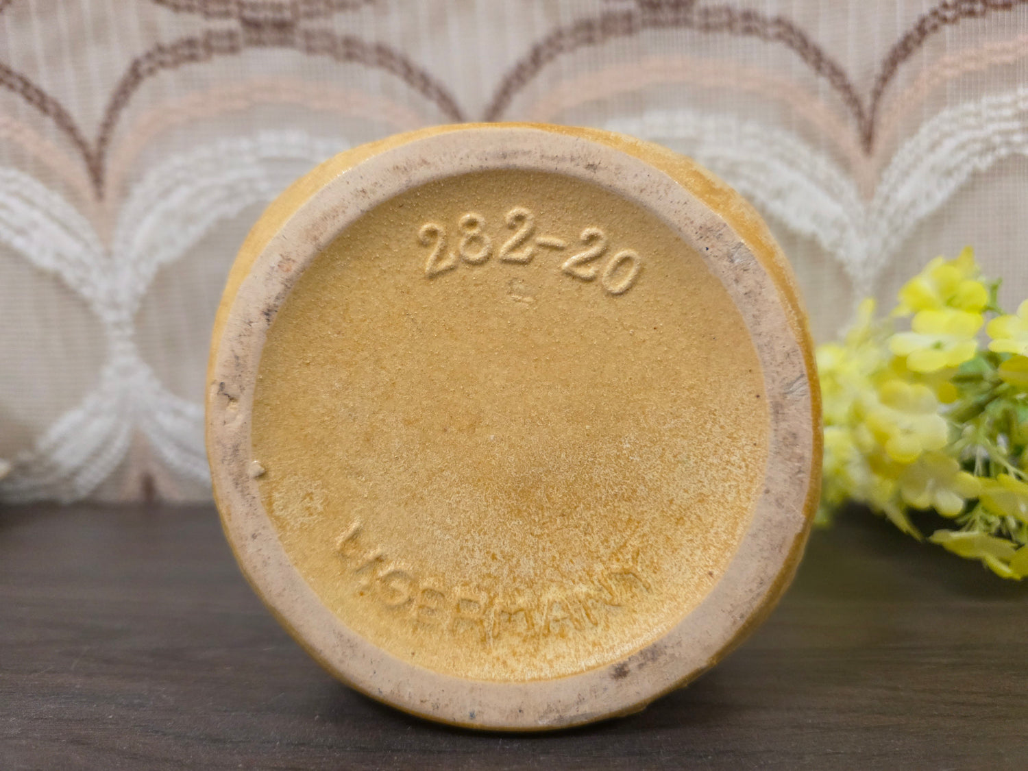 West Germany Jura vaas 282-20 reliëf zandkleur