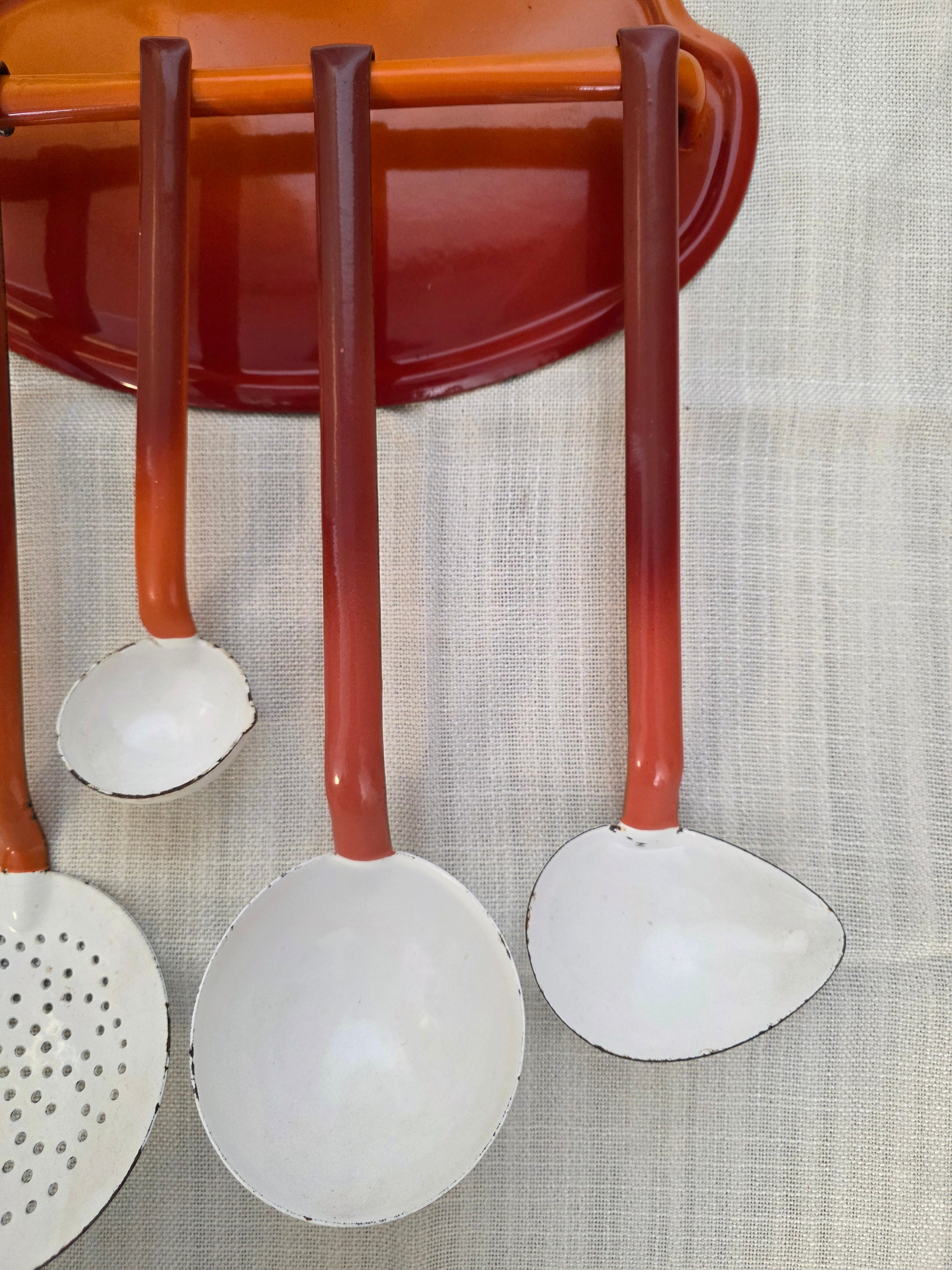Emaille lepelrek rood oranje vintage