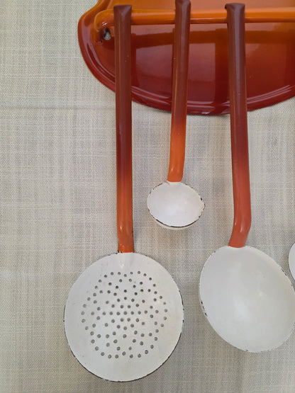 Emaille lepelrek rood oranje vintage
