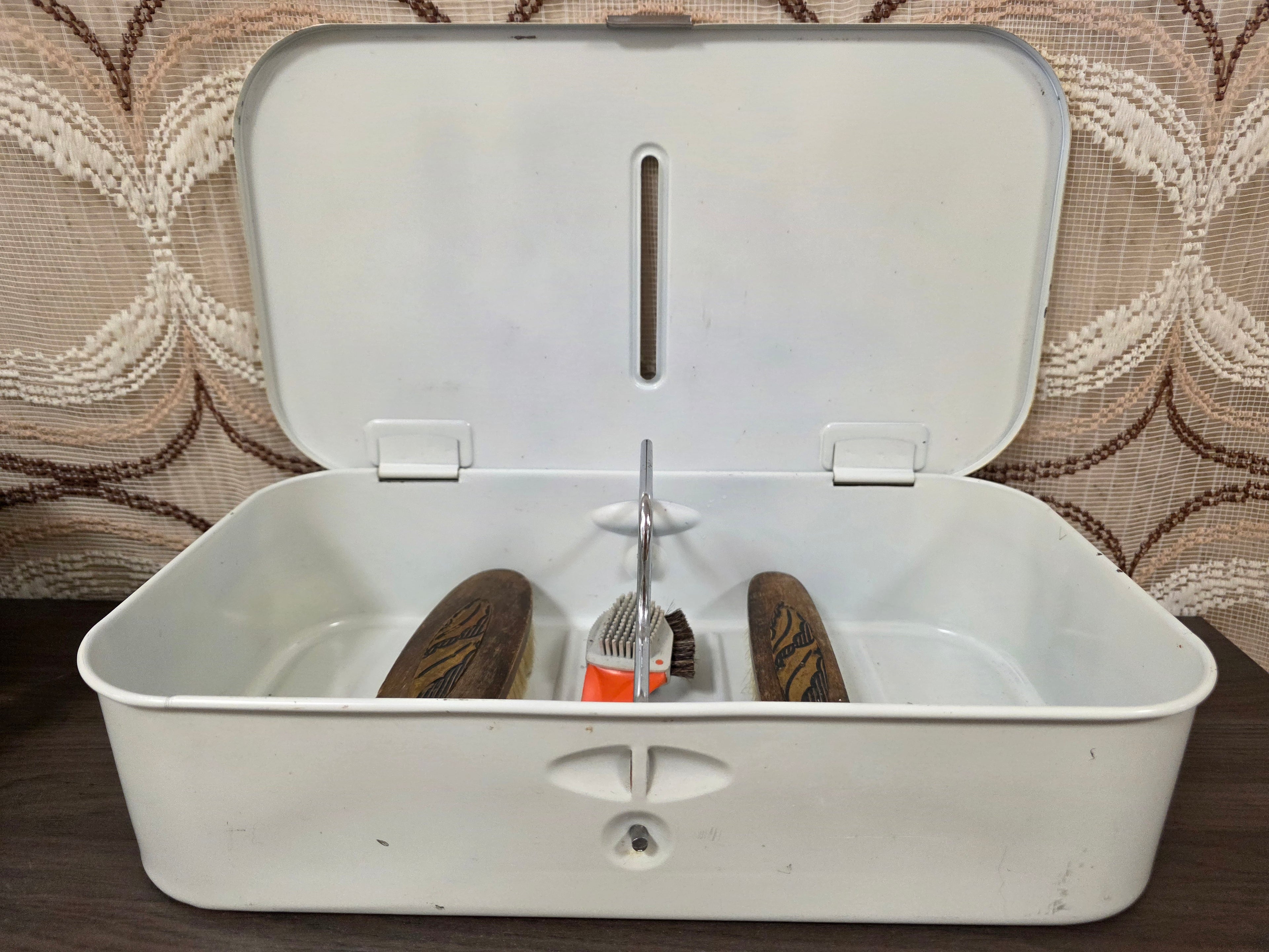 Vintage poetsdoos jaren 70 wit met oranje motief