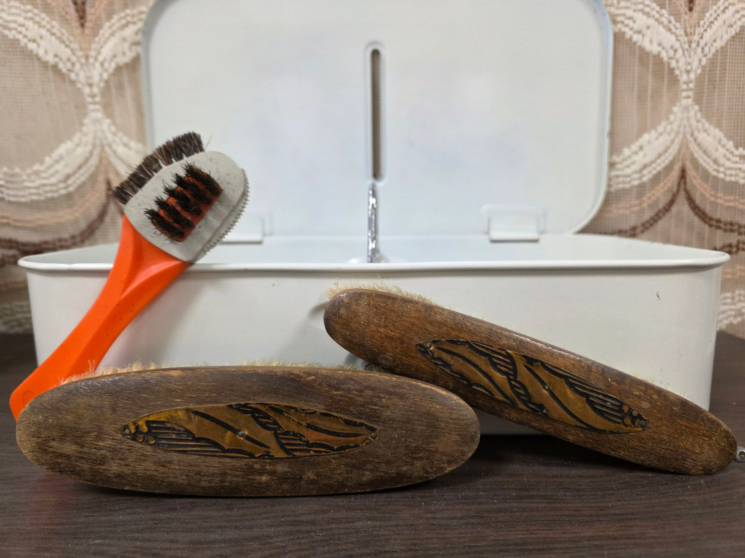 Vintage poetsdoos jaren 70 wit met oranje motief