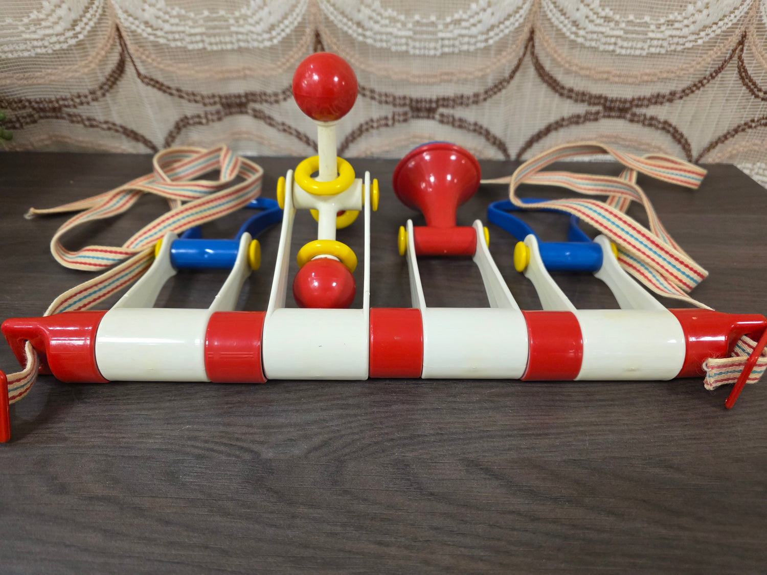 Ambi Toys vintage babytrainer rood wit