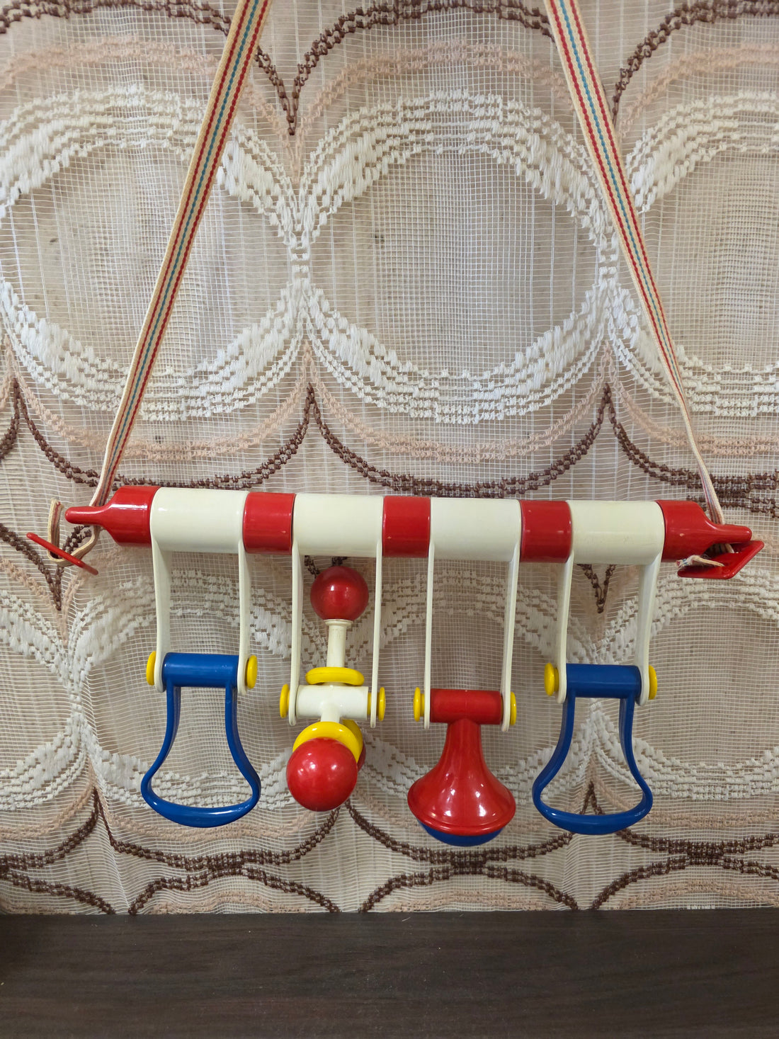 Ambi Toys vintage babytrainer rood wit