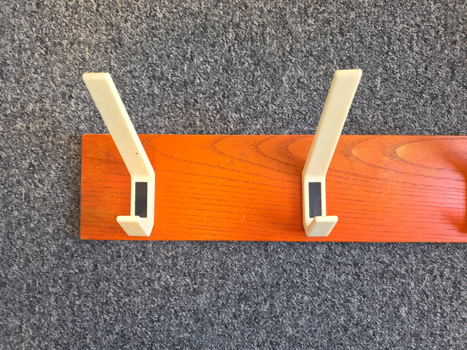 Vintage houten kapstok met 4 haken oranje