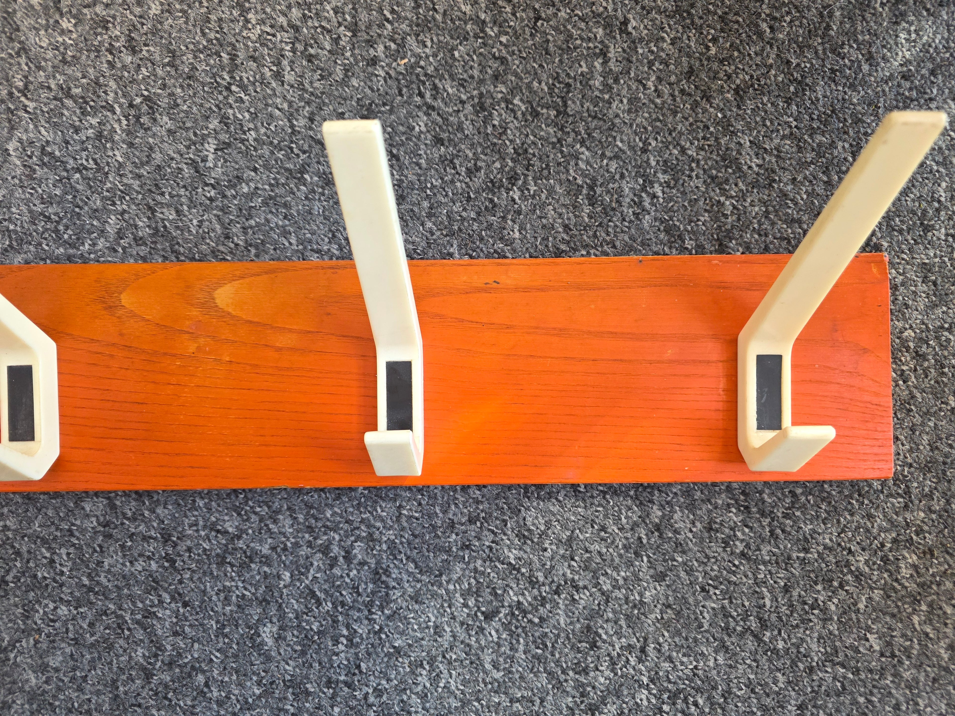 Vintage houten kapstok met 4 haken oranje