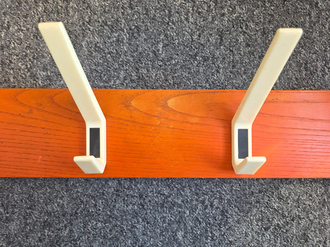 Vintage houten kapstok met 4 haken oranje