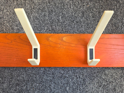 Vintage houten kapstok met 4 haken oranje