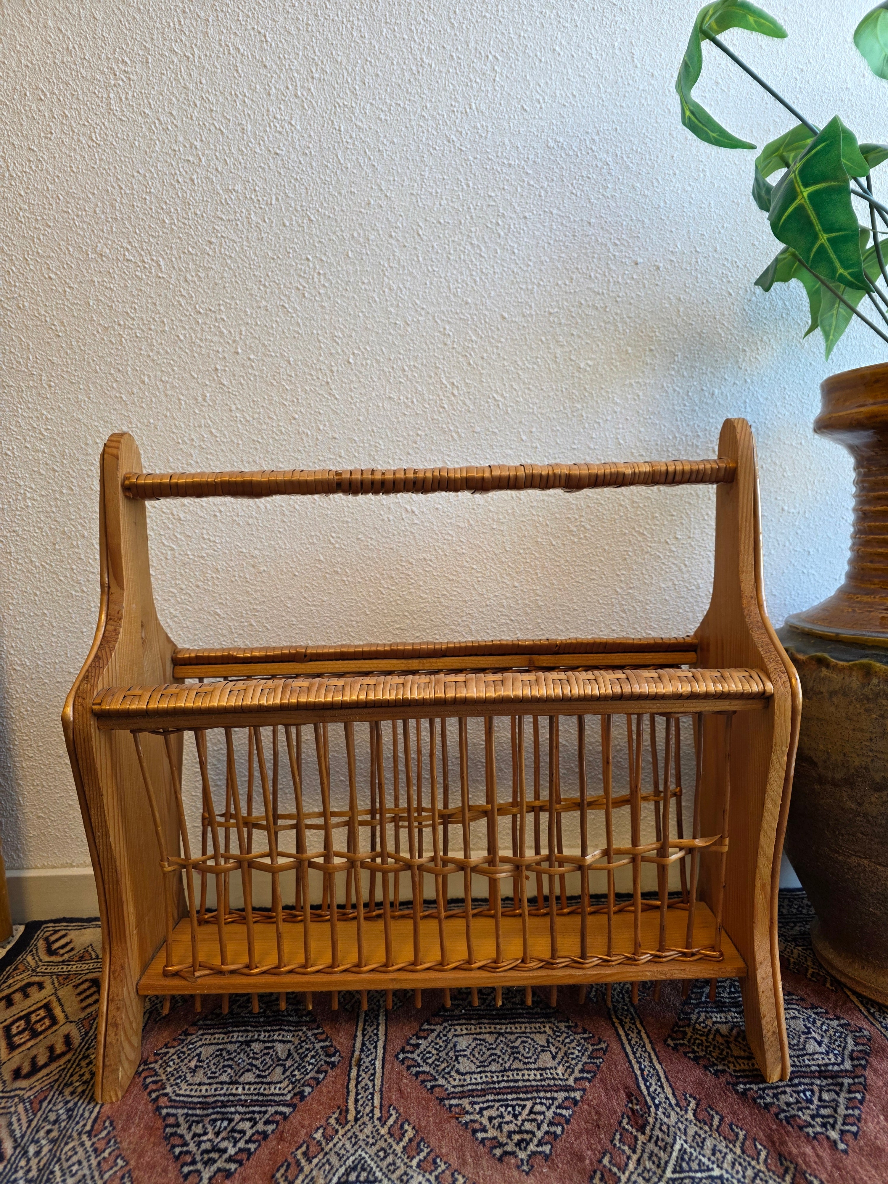 Vintage lectuurbak hout rotan krantenrek