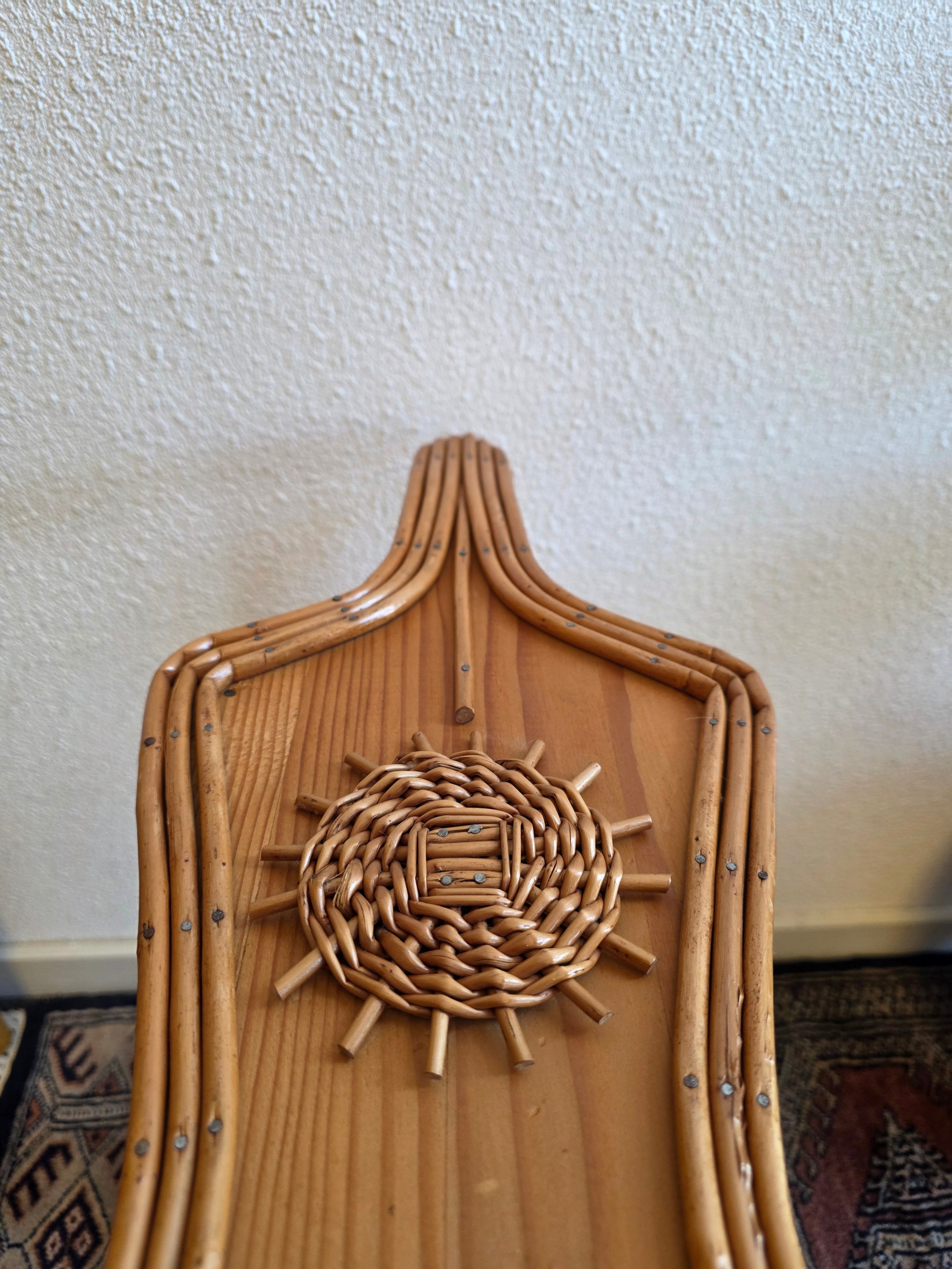 Vintage lectuurbak hout rotan krantenrek