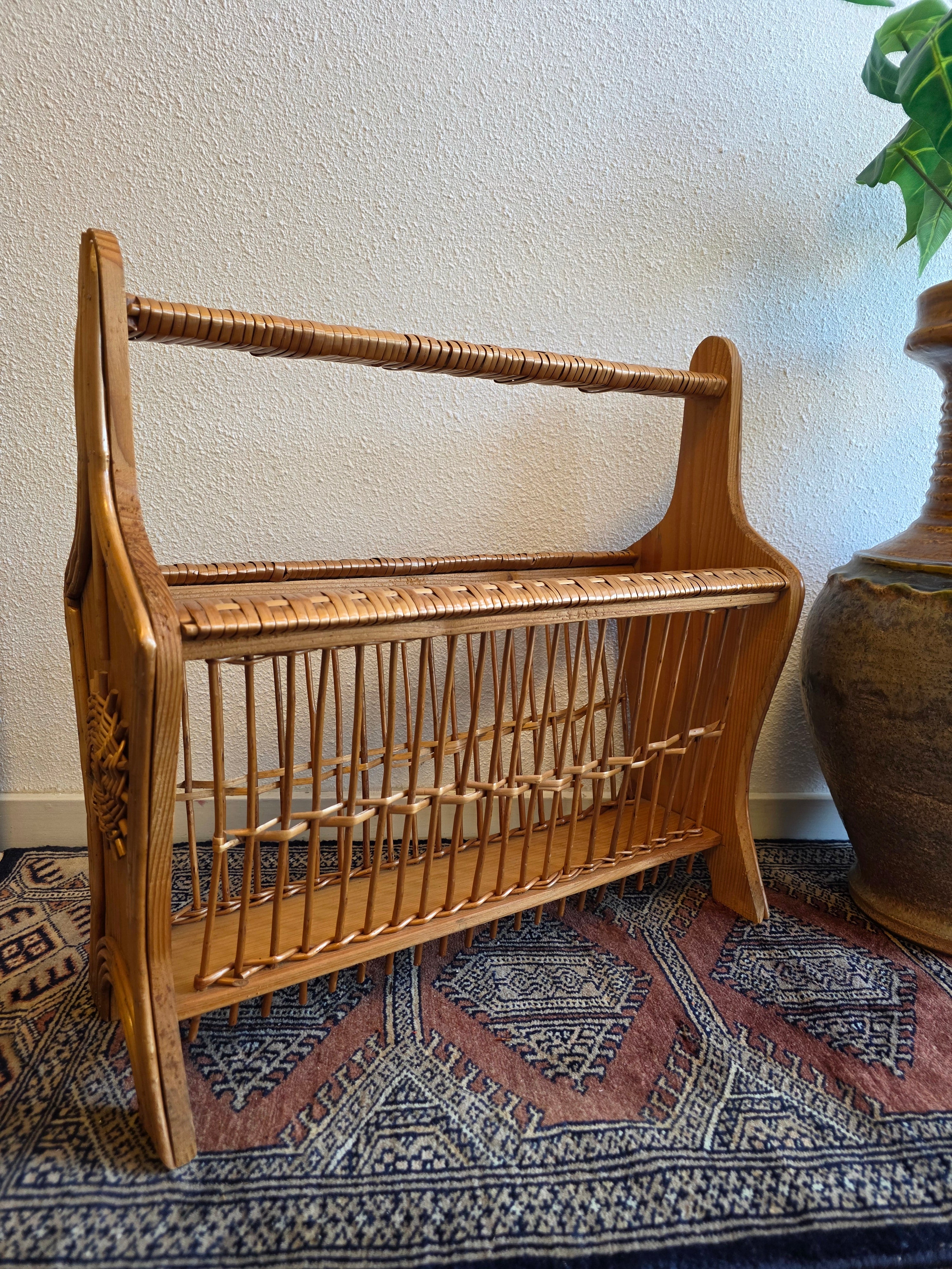 Vintage lectuurbak hout rotan krantenrek