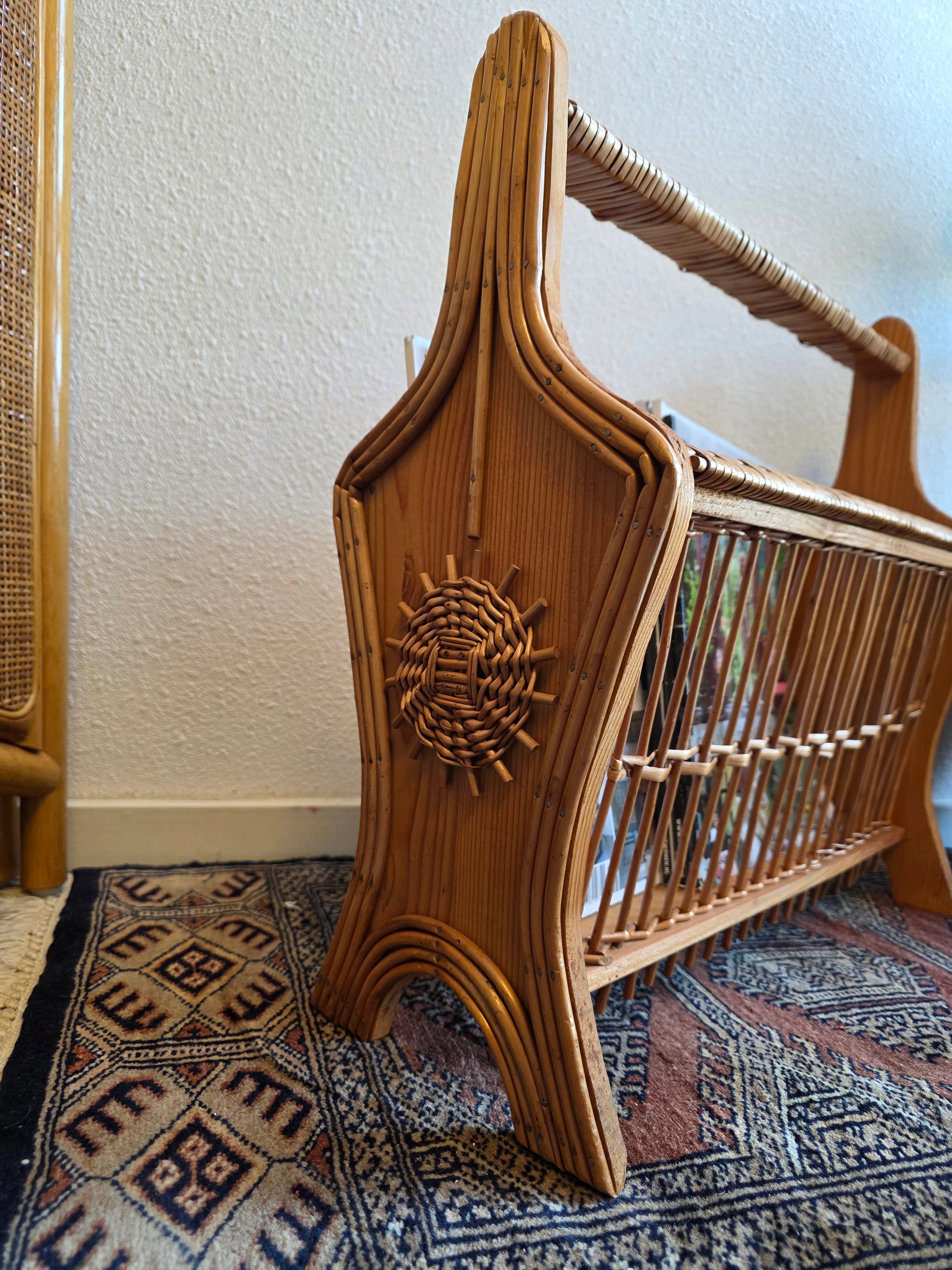 Vintage lectuurbak hout rotan krantenrek