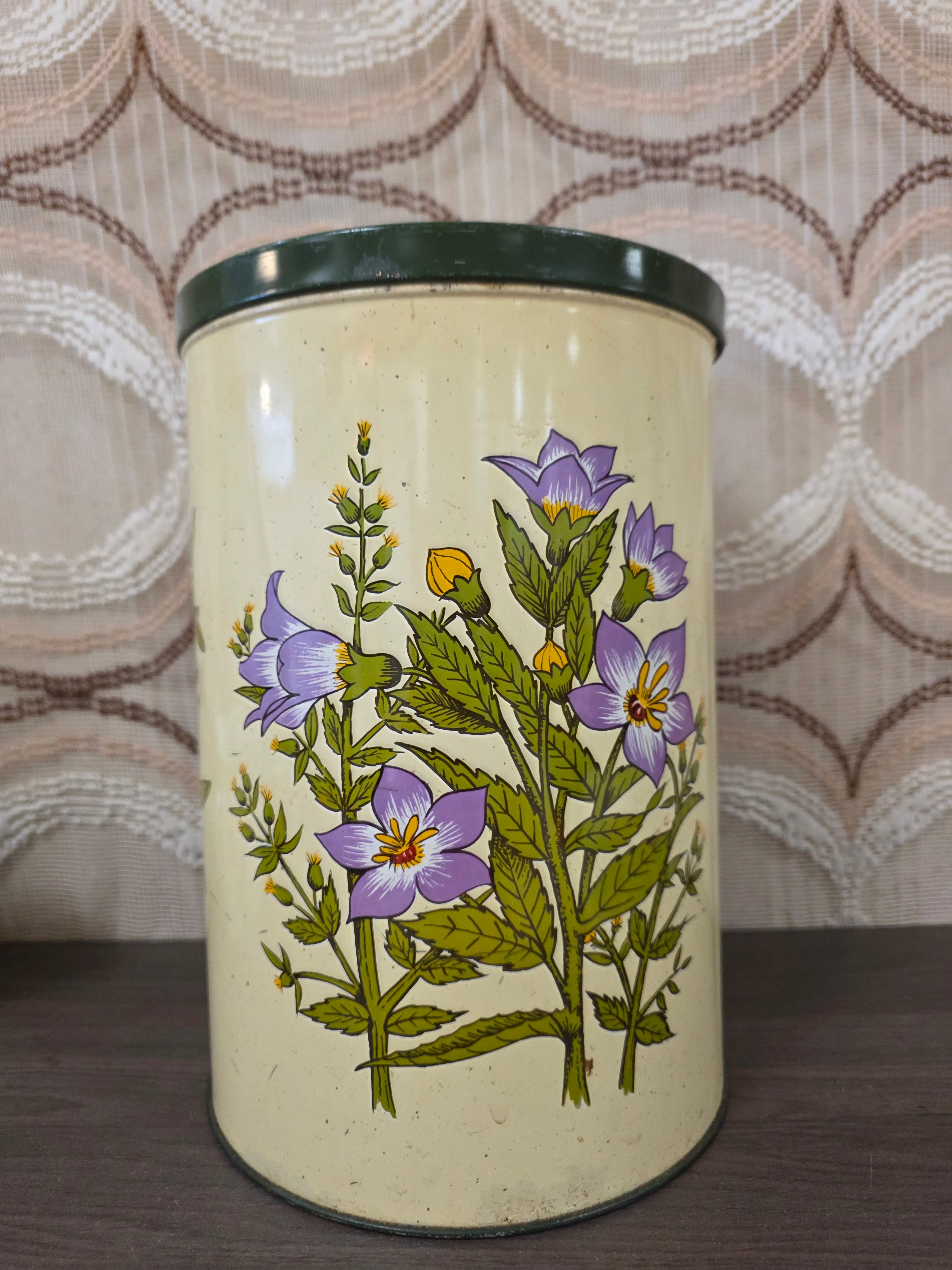 Vintage botanisch groot blik wilde bloemen
