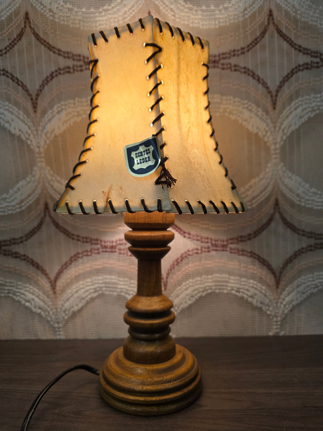 Vintage tafellamp met leren kap en houten voet