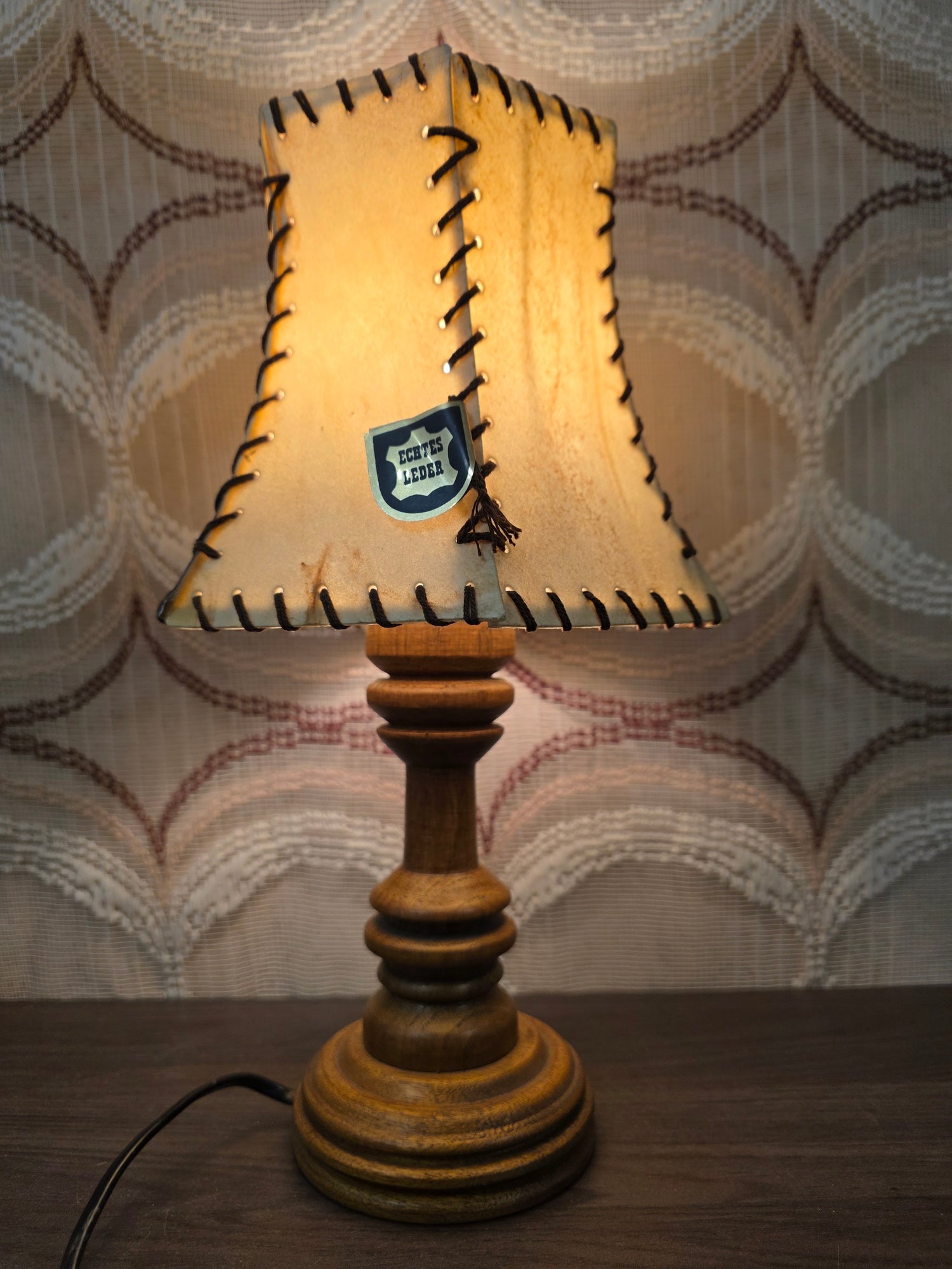 Vintage tafellamp met leren kap en houten voet