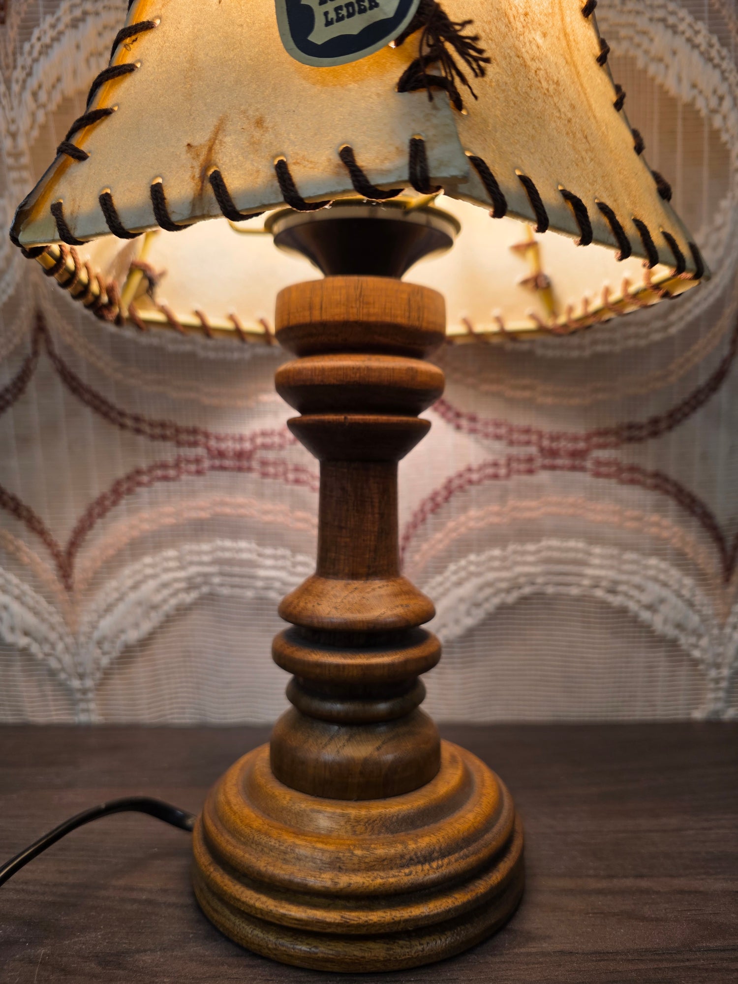 Vintage tafellamp met leren kap en houten voet