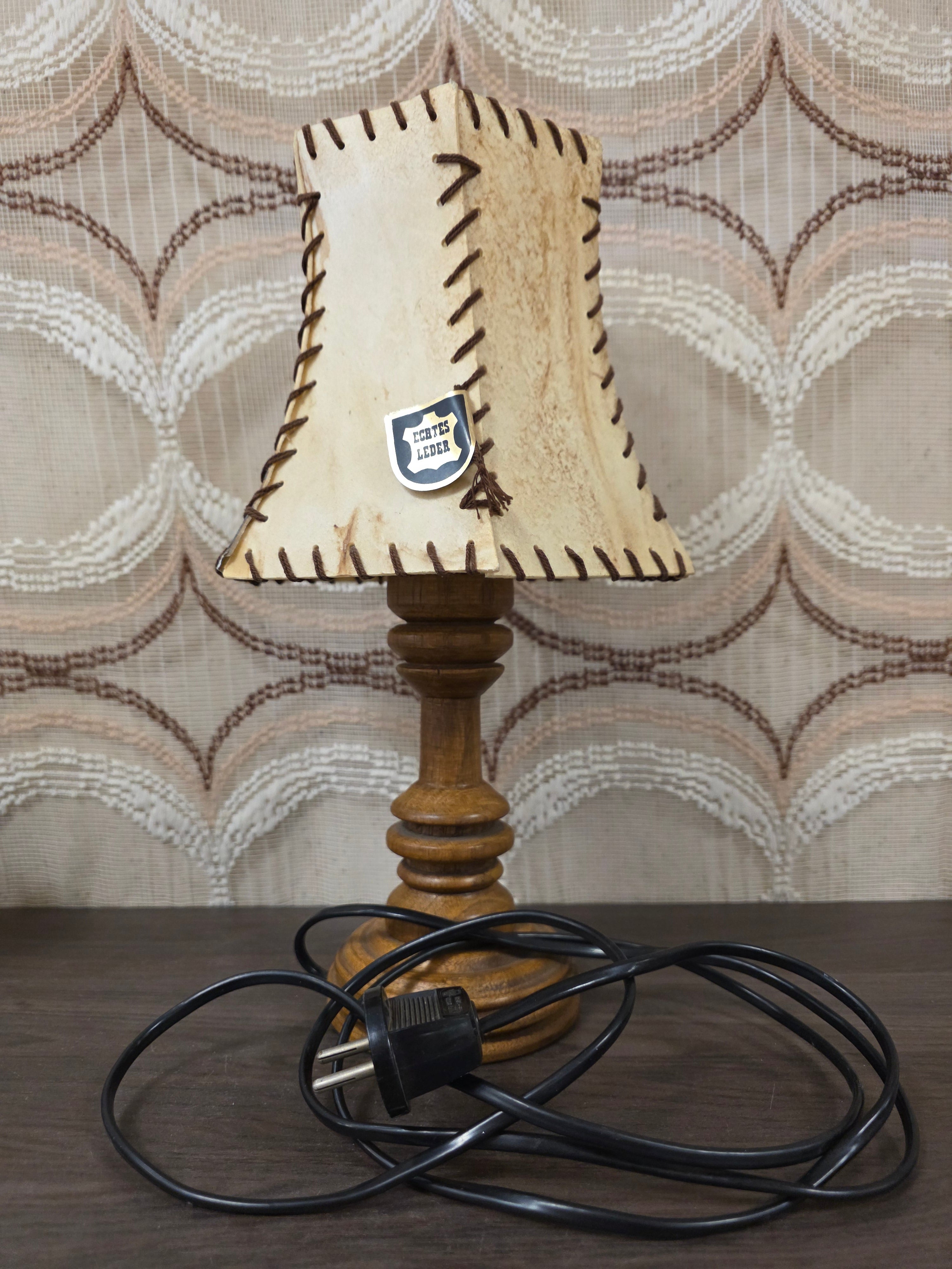 Vintage tafellamp met leren kap en houten voet