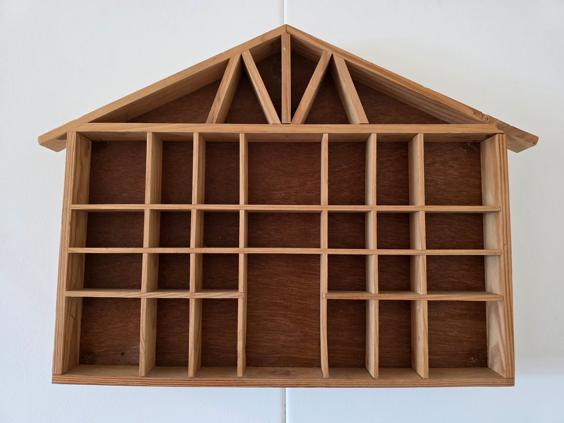 Vintage houten wandkastje vakkenkast huisvorm