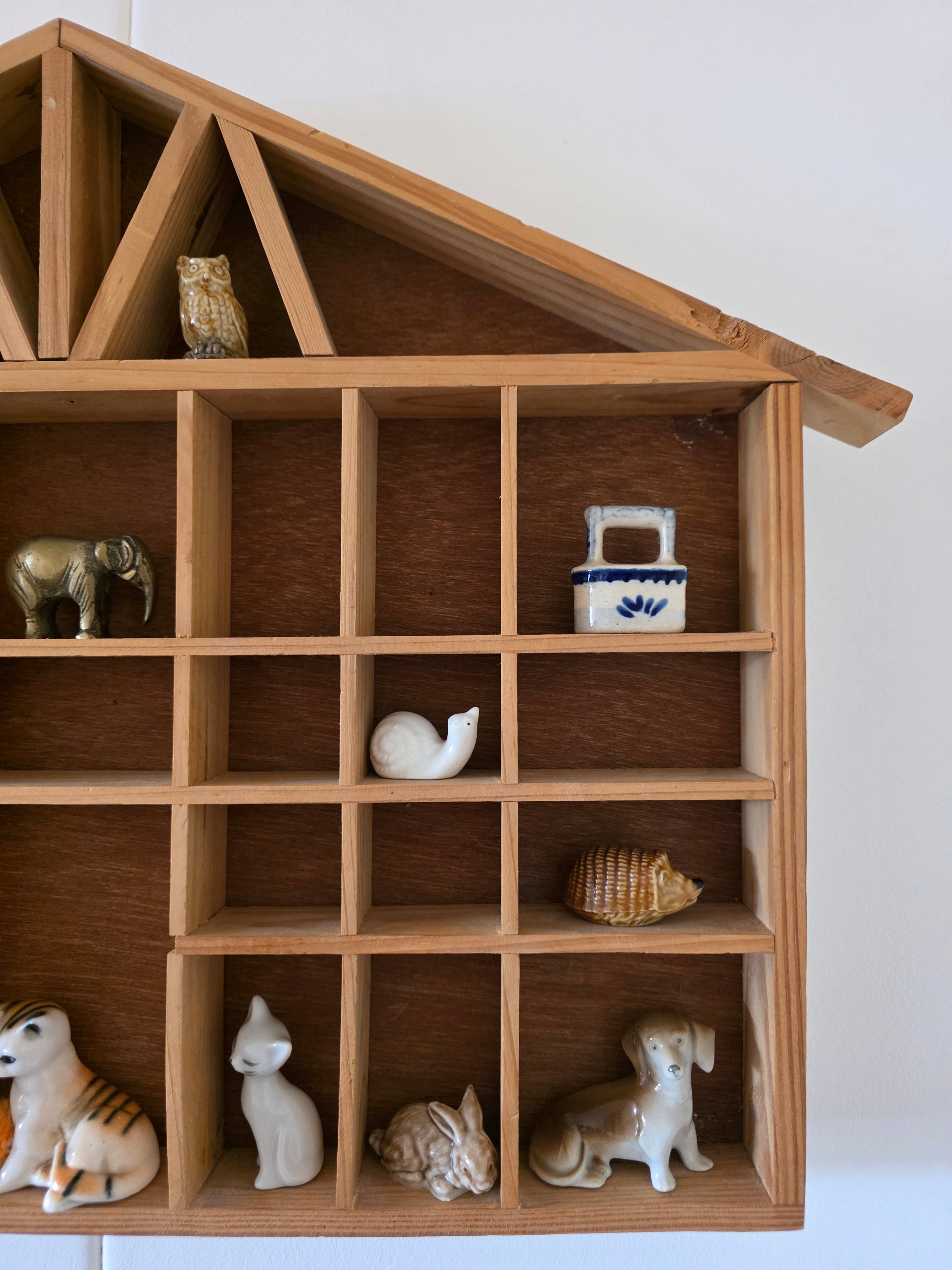 Vintage houten wandkastje vakkenkast huisvorm