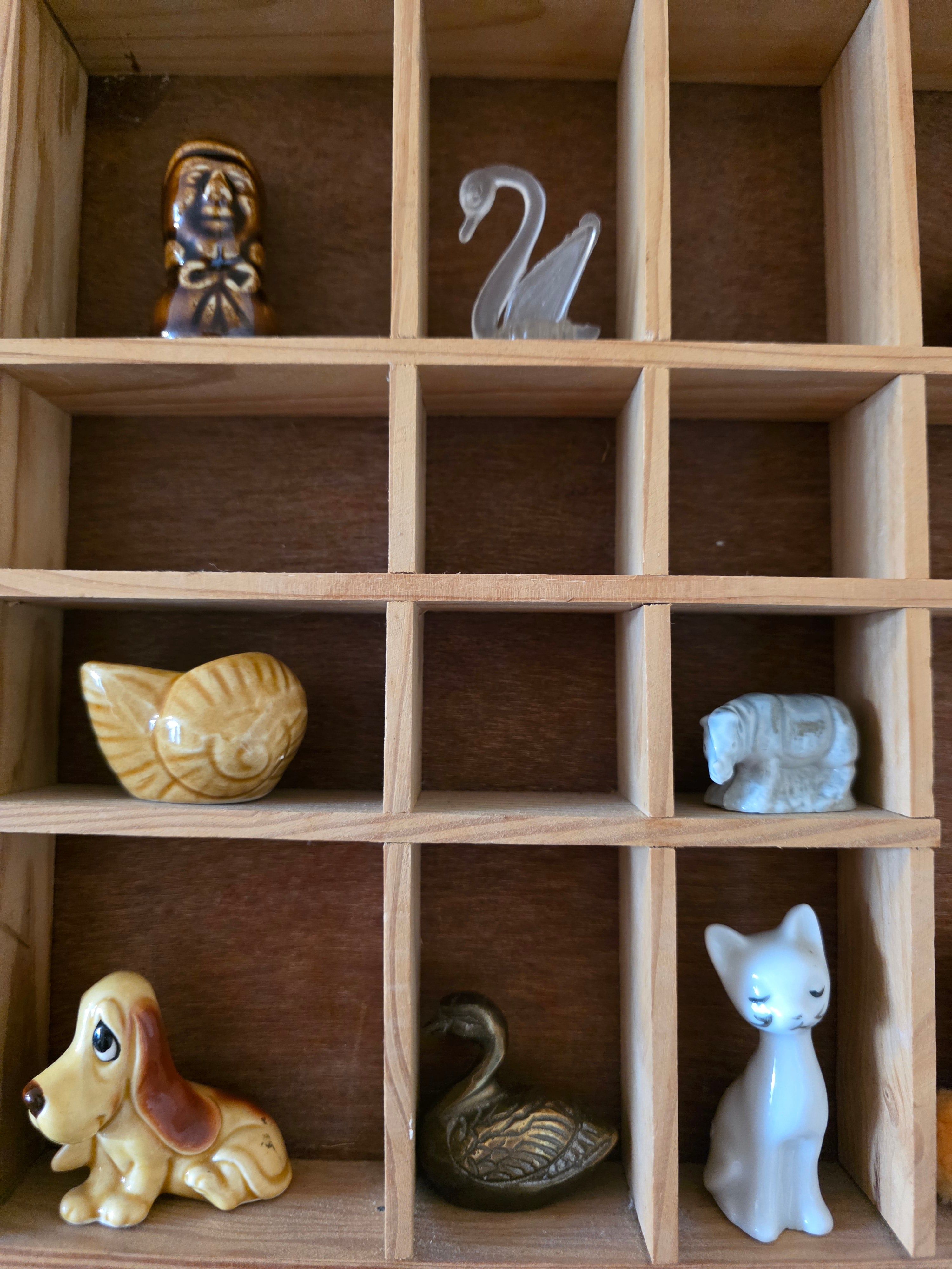 Vintage houten wandkastje vakkenkast huisvorm