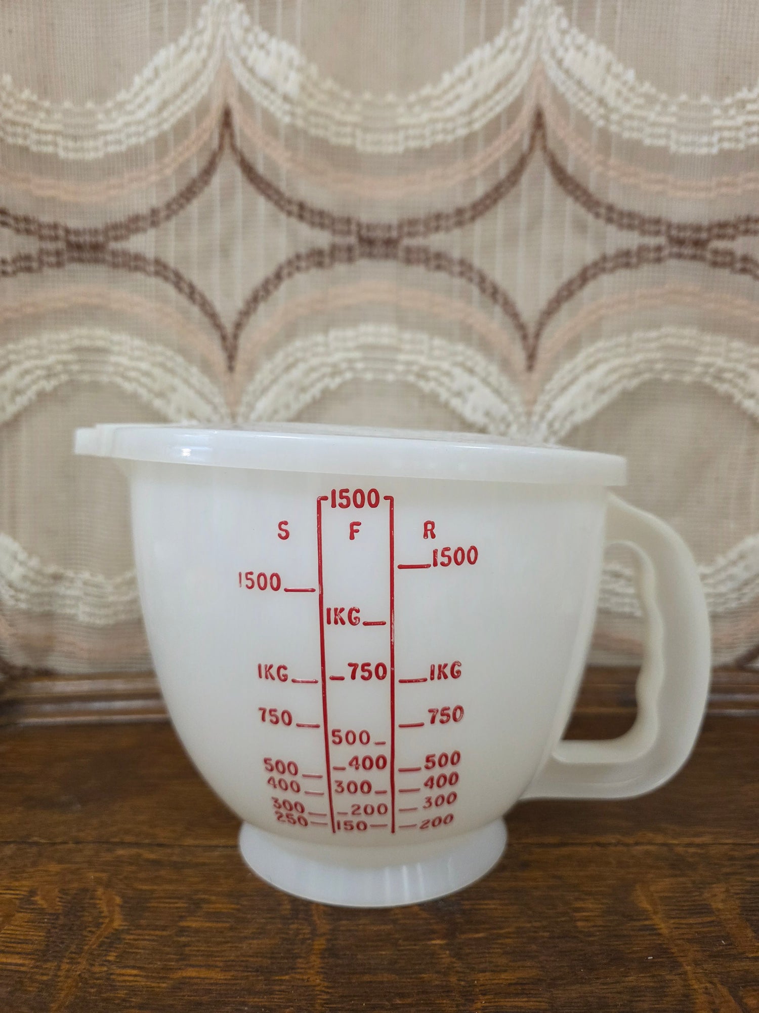 Tupperware beslagkom met deksel en schenktuit - 2 liter