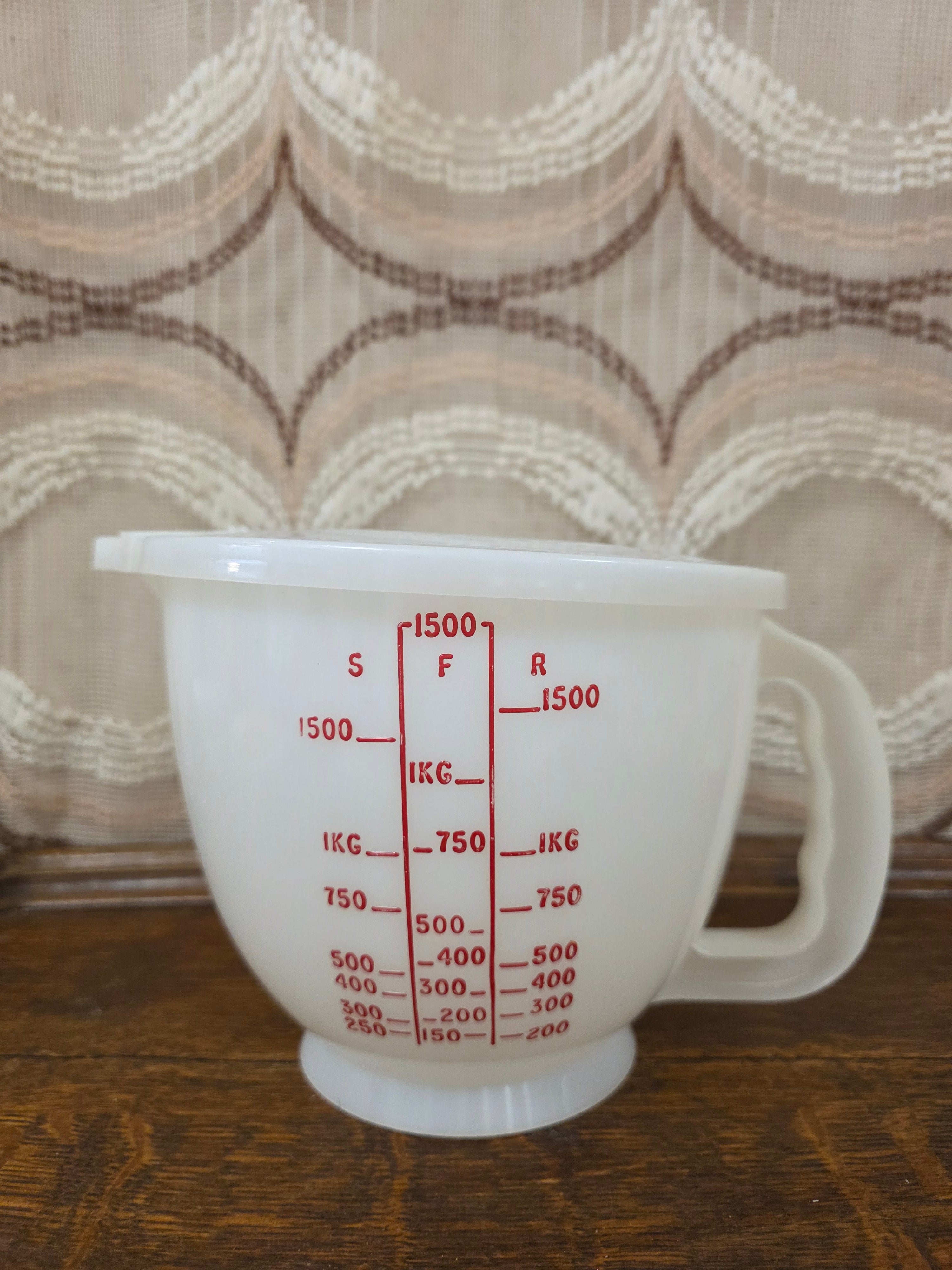 Tupperware beslagkom met deksel en schenktuit - 2 liter