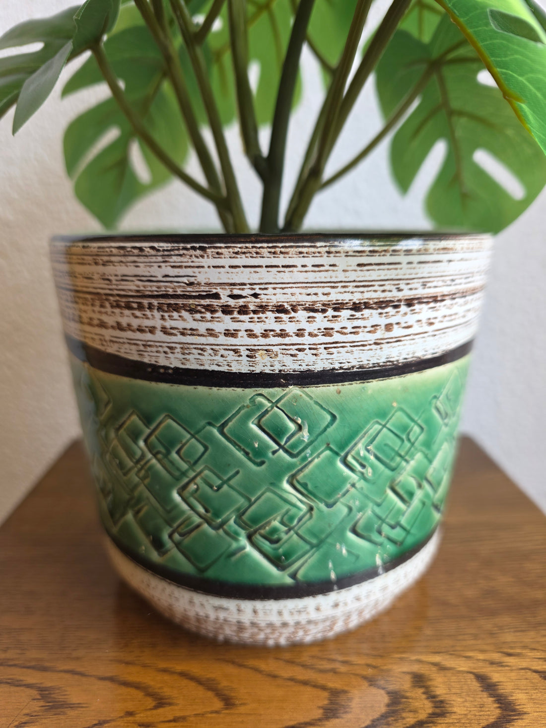 Vintage groene bloempot met reliëf decor