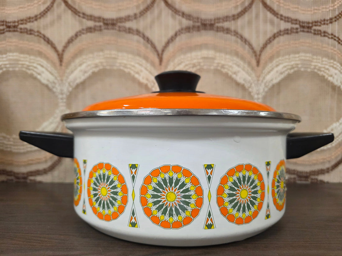 Vintage emaille pan met oranje decor