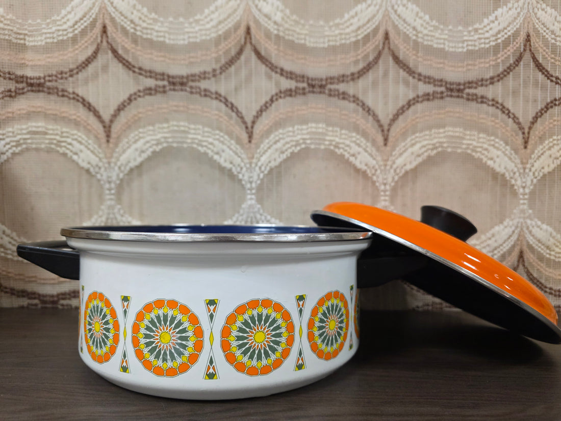 Vintage emaille pan met oranje decor