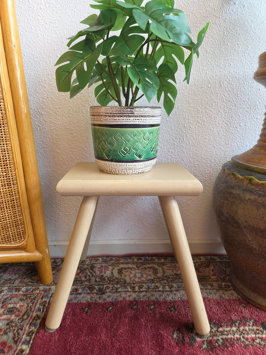Vintage houten krukje plantentafeltje cremekleur