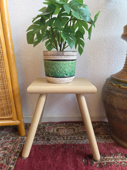 Vintage houten krukje plantentafeltje cremekleur