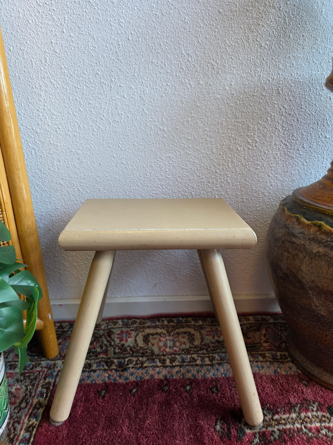 Vintage houten krukje plantentafeltje cremekleur