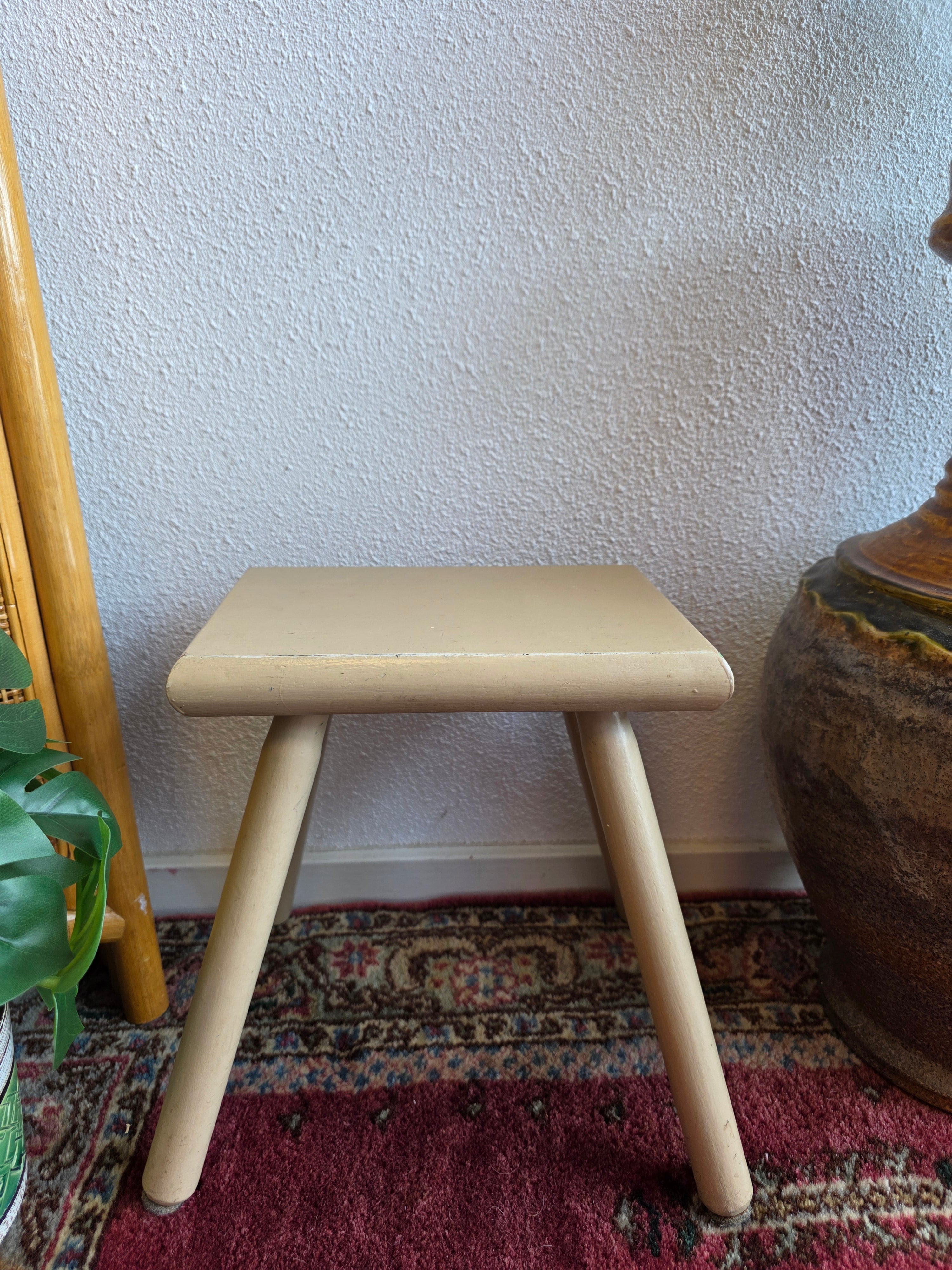 Vintage houten krukje plantentafeltje cremekleur