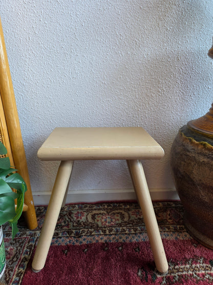 Vintage houten krukje plantentafeltje cremekleur